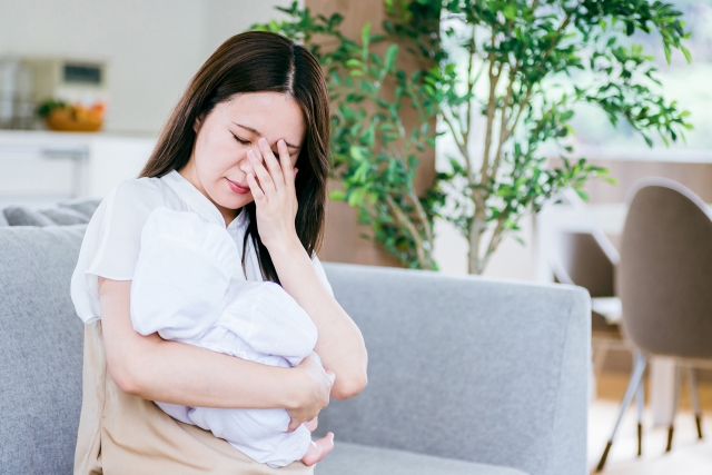 育児で身体の疲れが取れずに悩む女性