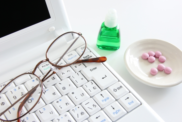 眼精疲労は以下のような原因で引き起こされます